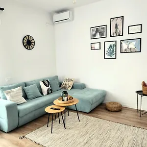  Case de vacanță Adm Cozy - Entire Private House&garden